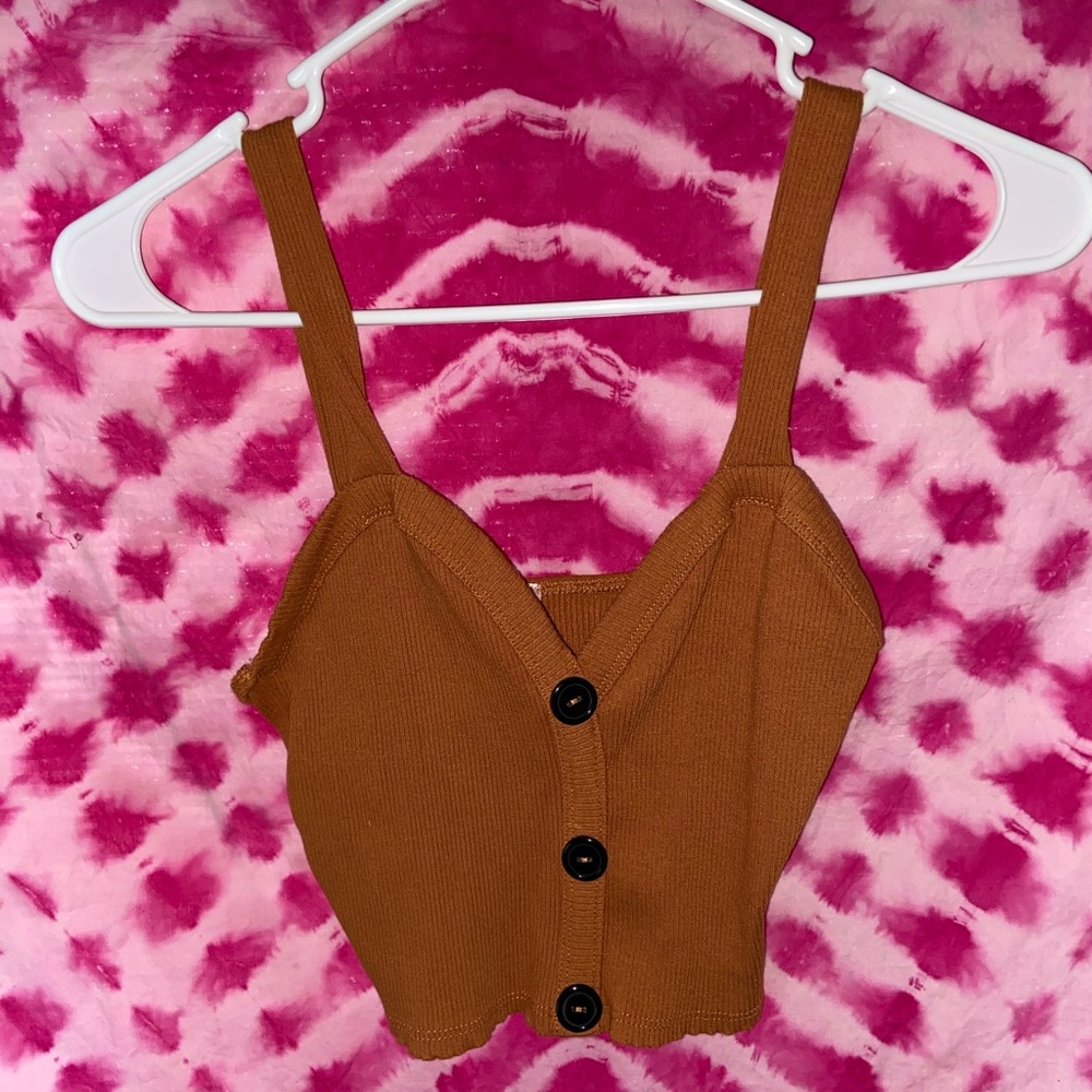 BURNT ORANGE CROP TOP WITH FUTE BUTTONS.